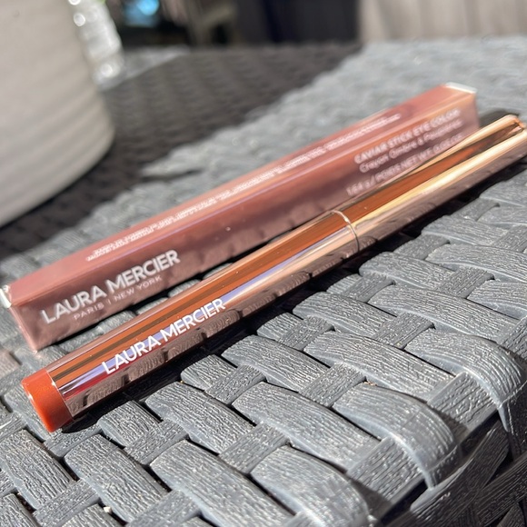 Laura Mercier - Caviar Stick Eye Shadow - Forbidden Rose - Picture 9 of 16